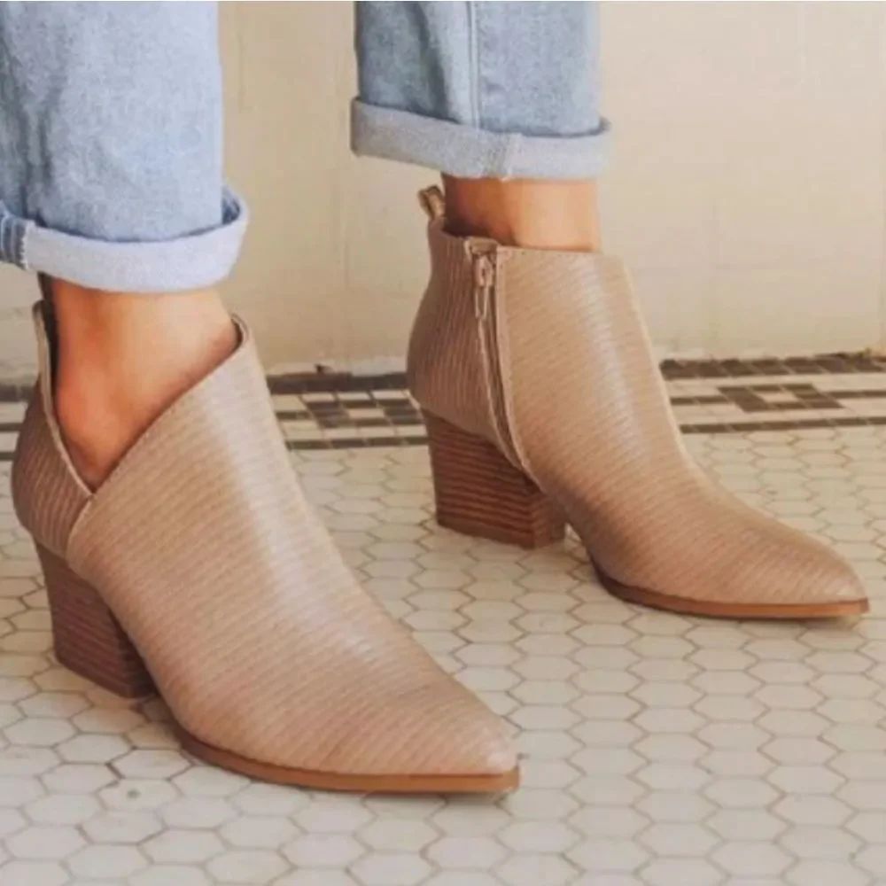 QUPID POINTED TOE SIDE ZIPPER CLOSURE WOMEN'S ANKLE BOOTIES